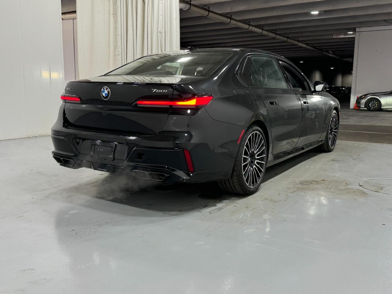 BMW 7 Series Vehicle Full-screen Gallery Image 4