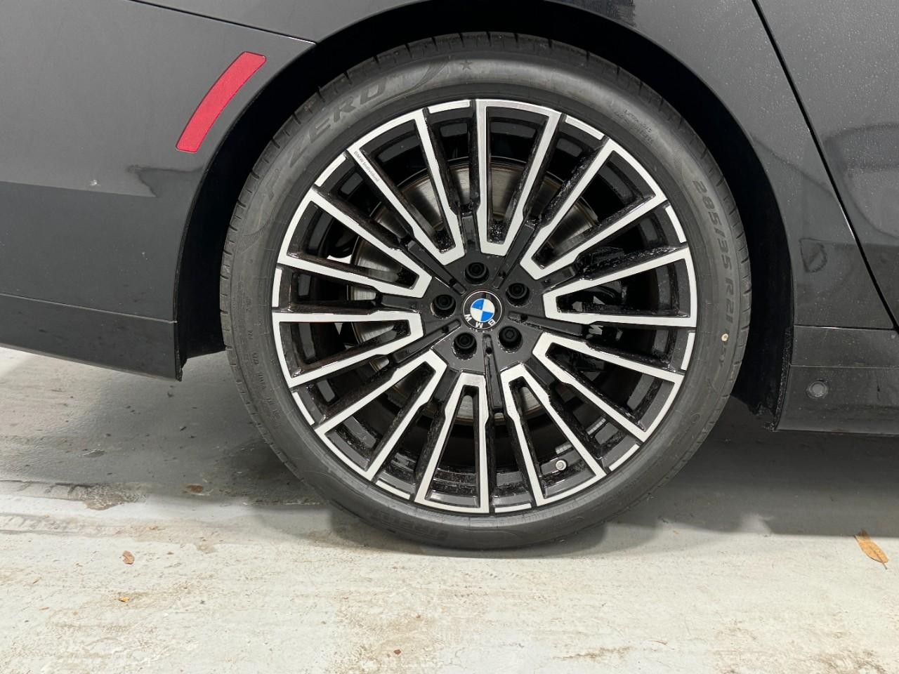 BMW 7 Series Vehicle Full-screen Gallery Image 5