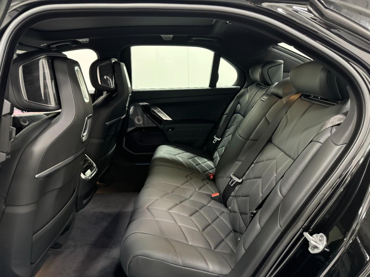 BMW 7 Series Vehicle Full-screen Gallery Image 8