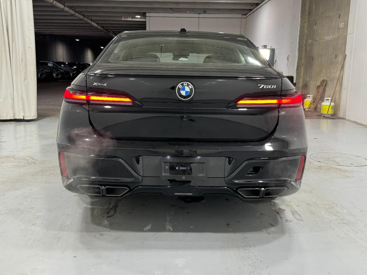 BMW 7 Series Vehicle Full-screen Gallery Image 9