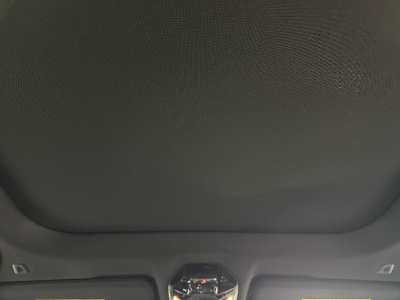 BMW 7 Series Vehicle Full-screen Gallery Image 11