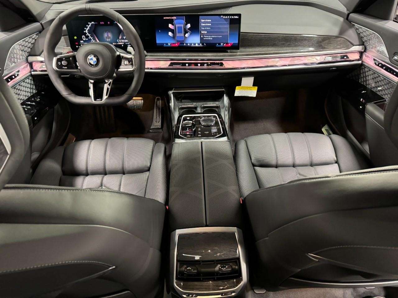 BMW 7 Series Vehicle Full-screen Gallery Image 12