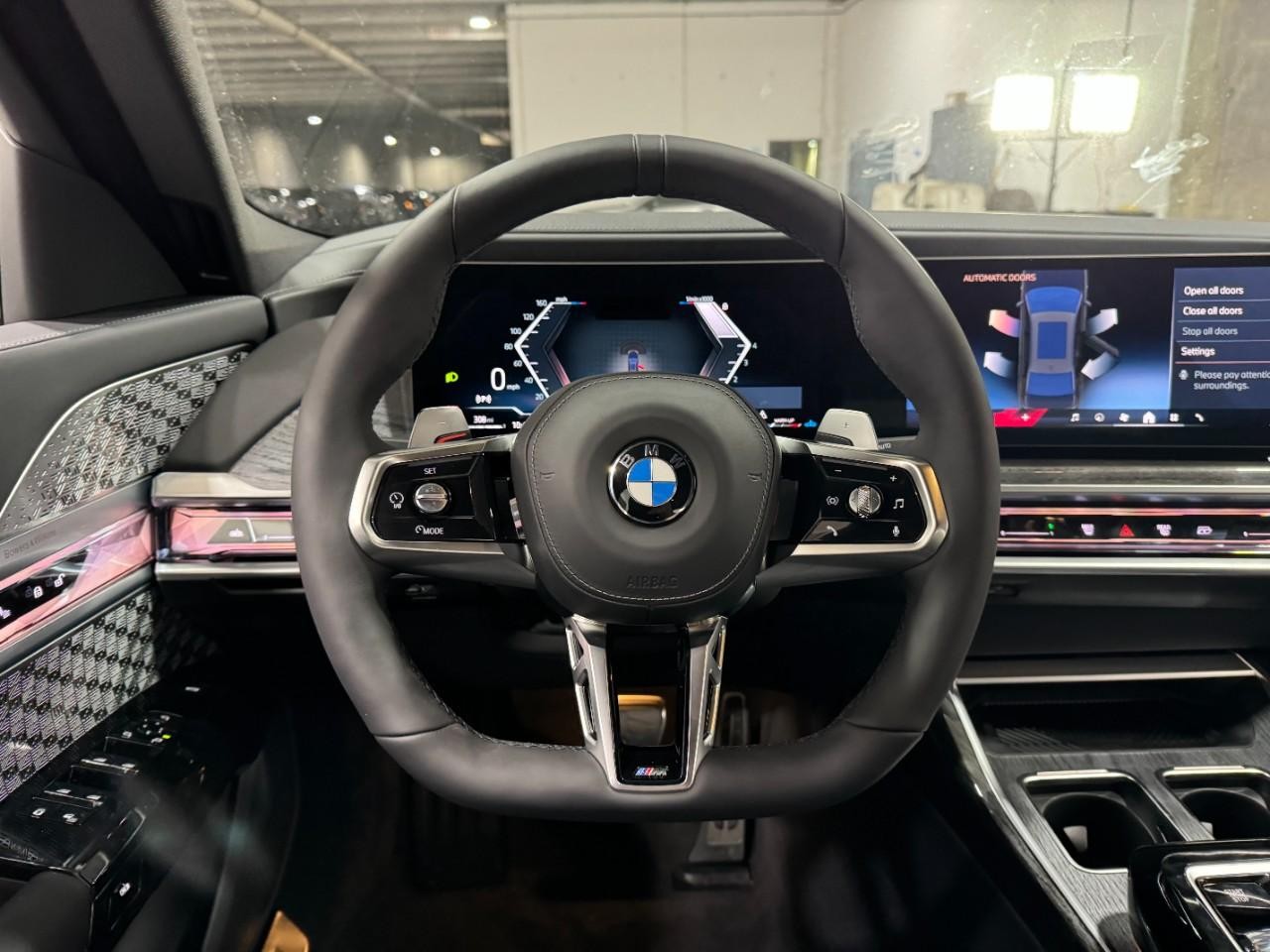 BMW 7 Series Vehicle Full-screen Gallery Image 13