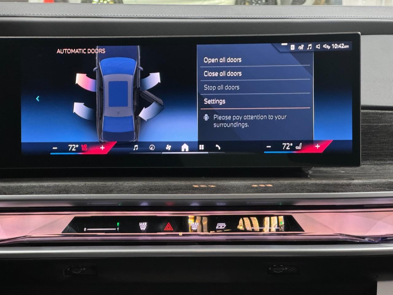 BMW 7 Series Vehicle Full-screen Gallery Image 14