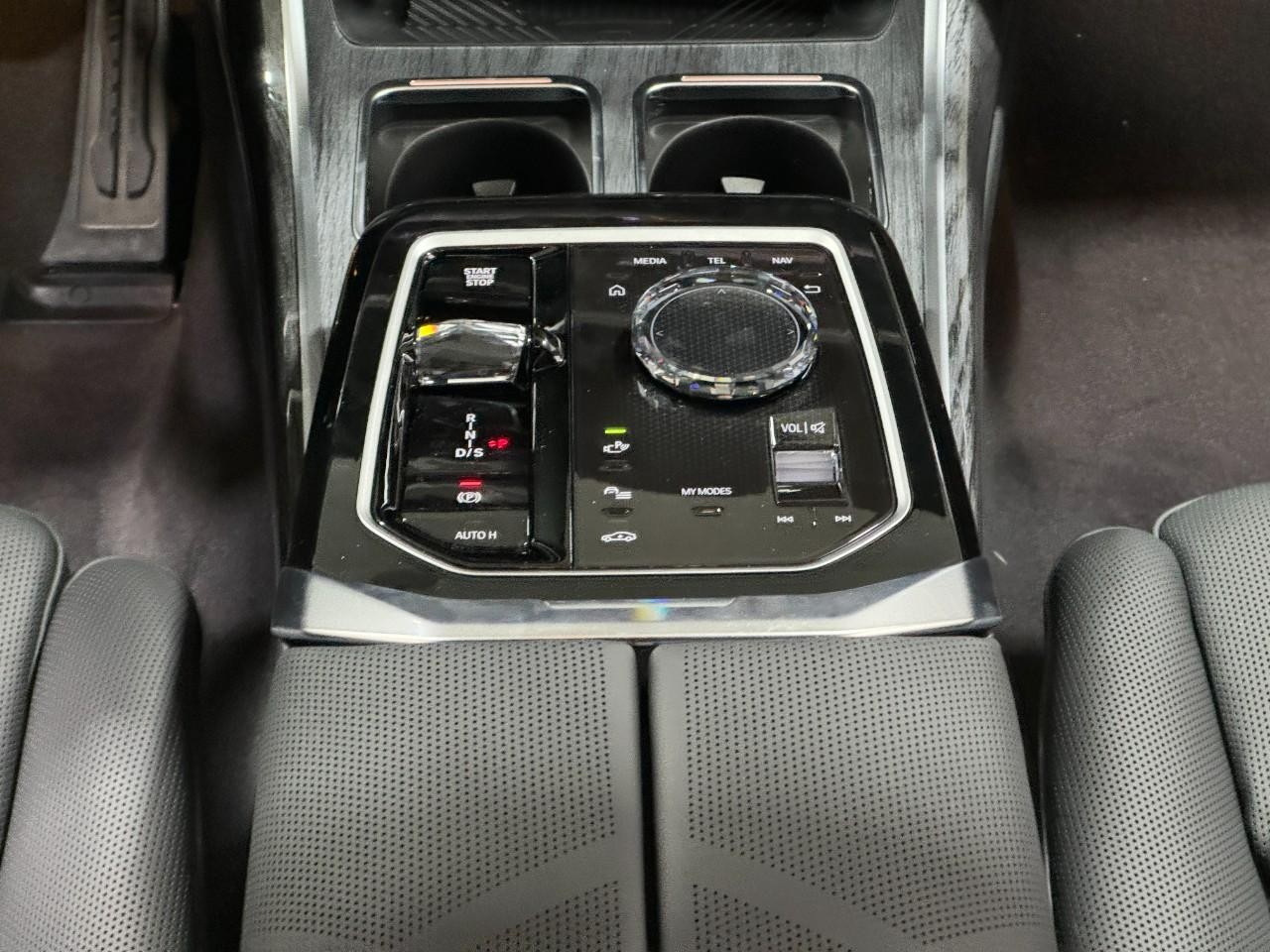 BMW 7 Series Vehicle Full-screen Gallery Image 15