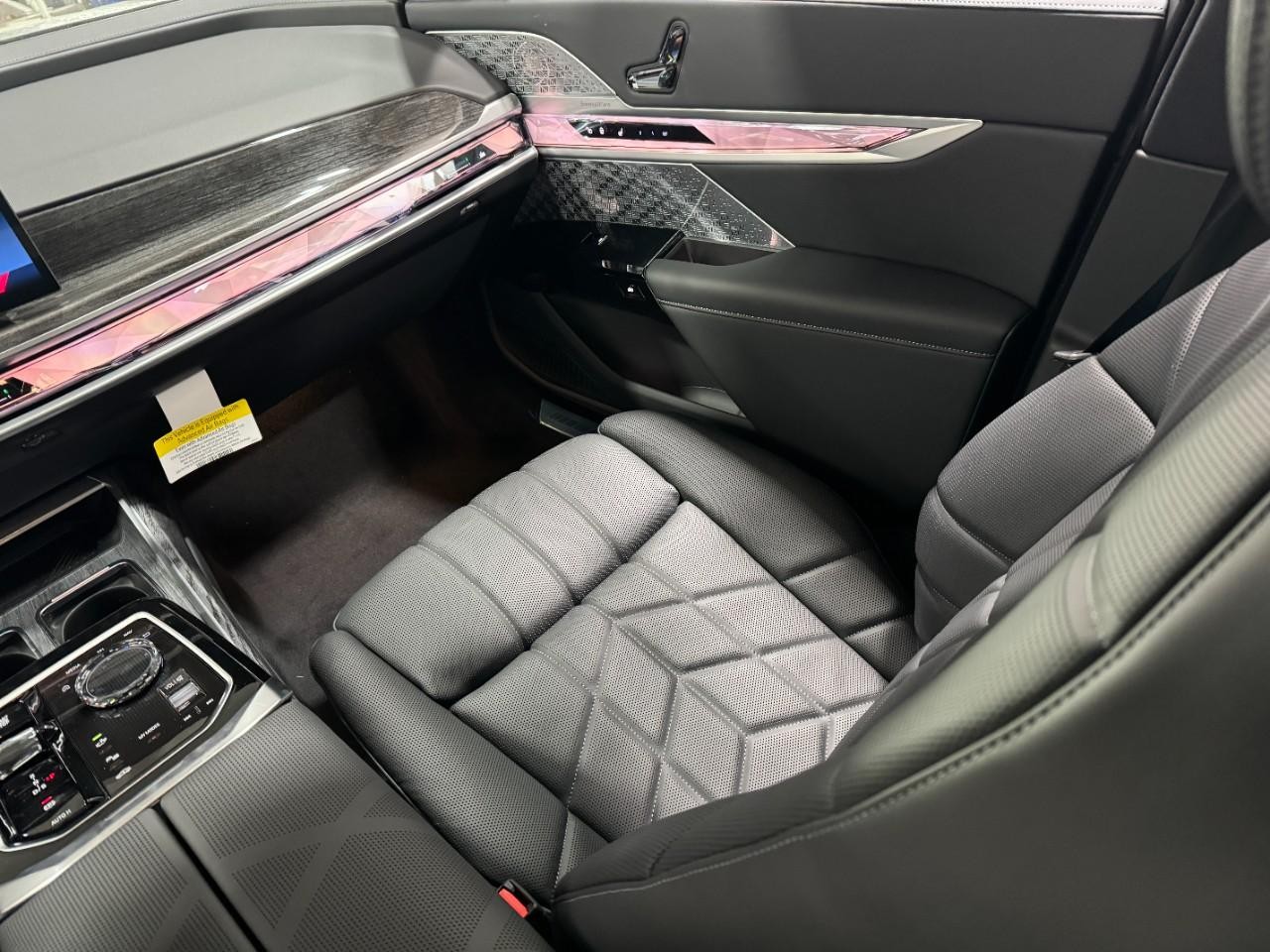 BMW 7 Series Vehicle Full-screen Gallery Image 16