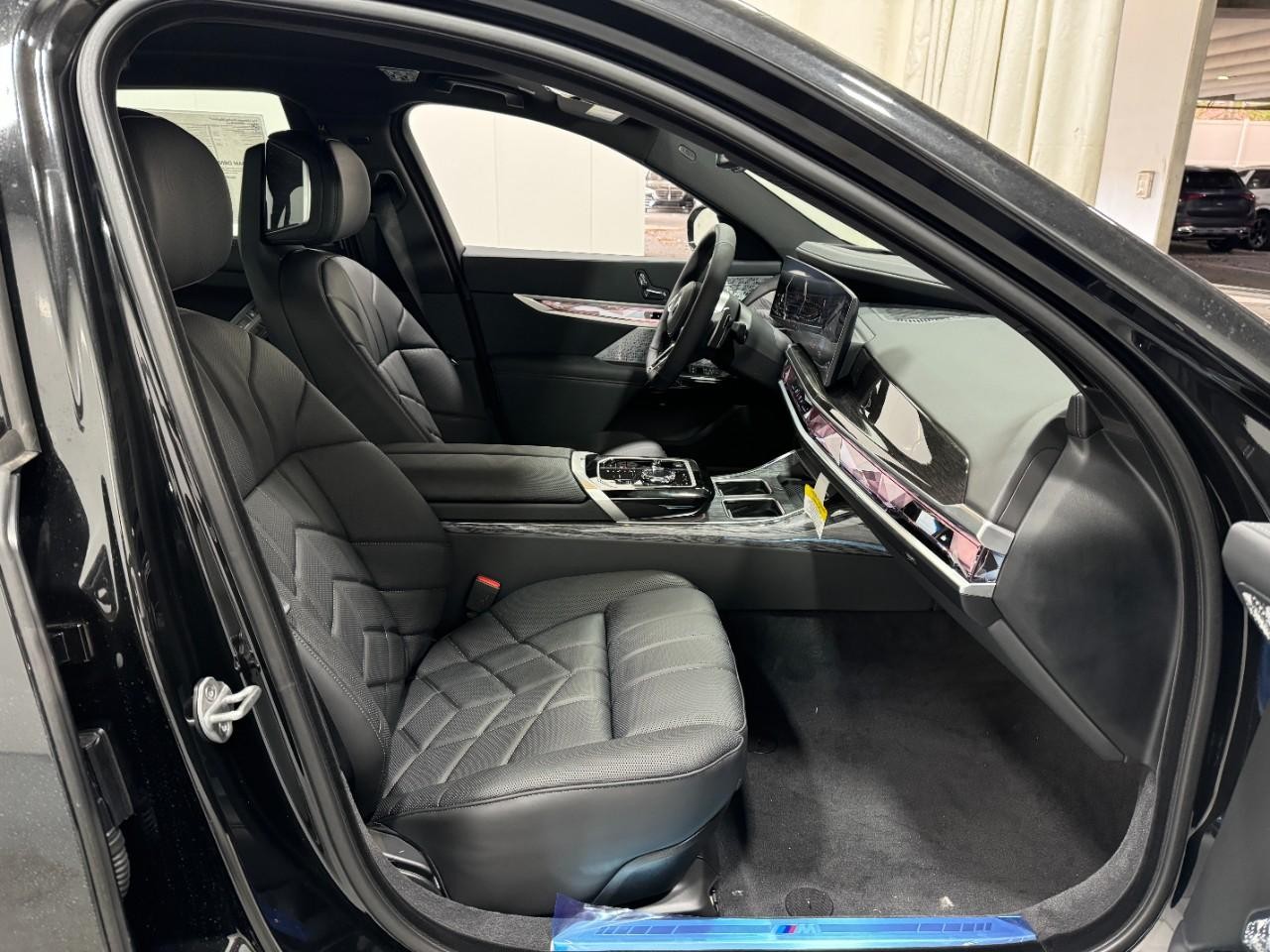 BMW 7 Series Vehicle Full-screen Gallery Image 17