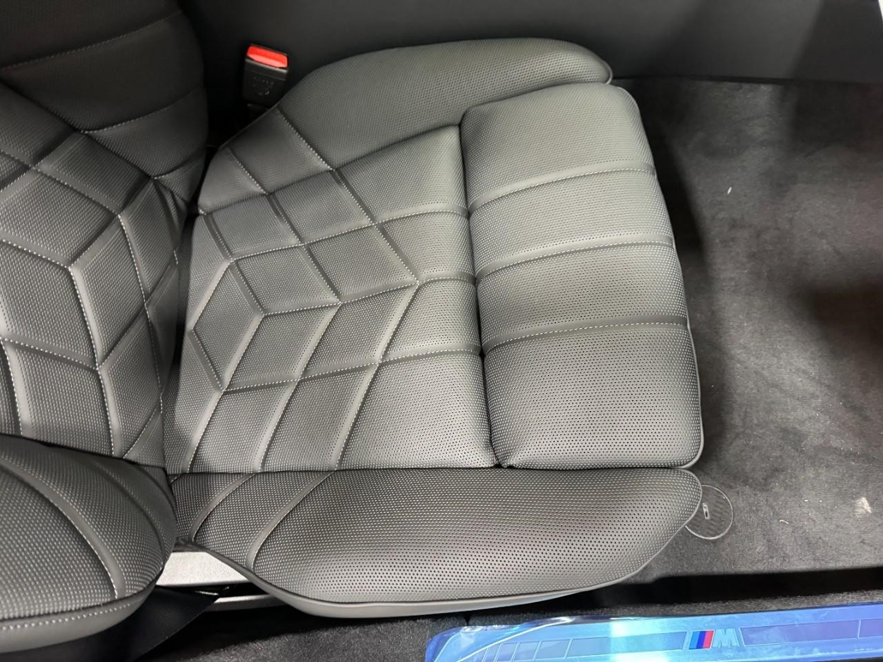 BMW 7 Series Vehicle Full-screen Gallery Image 18