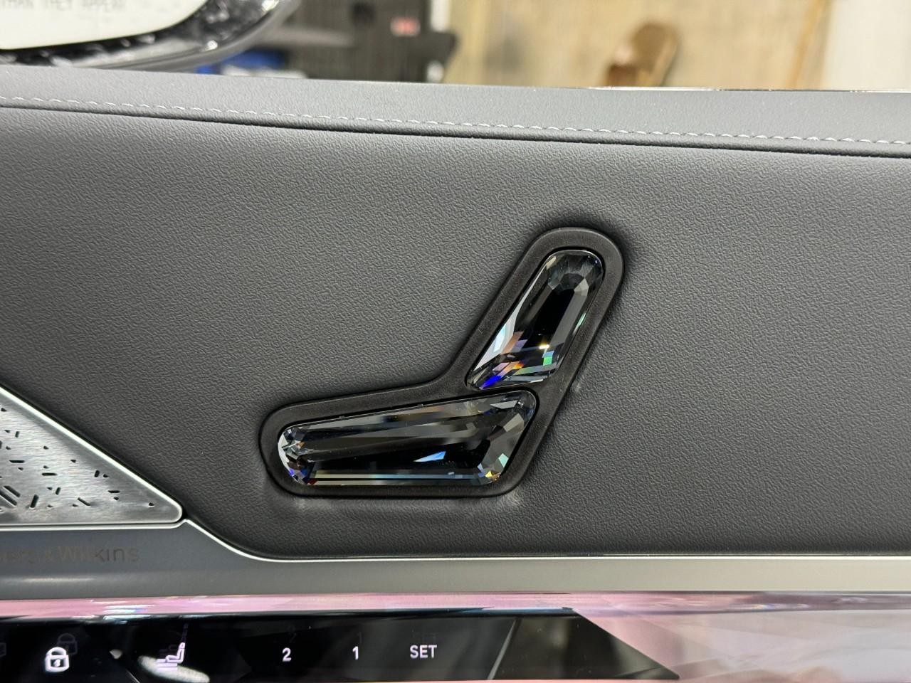 BMW 7 Series Vehicle Full-screen Gallery Image 19