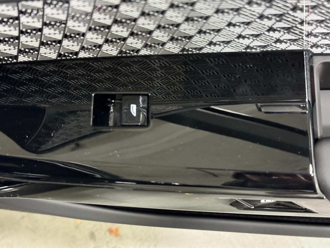 BMW 7 Series Vehicle Full-screen Gallery Image 21