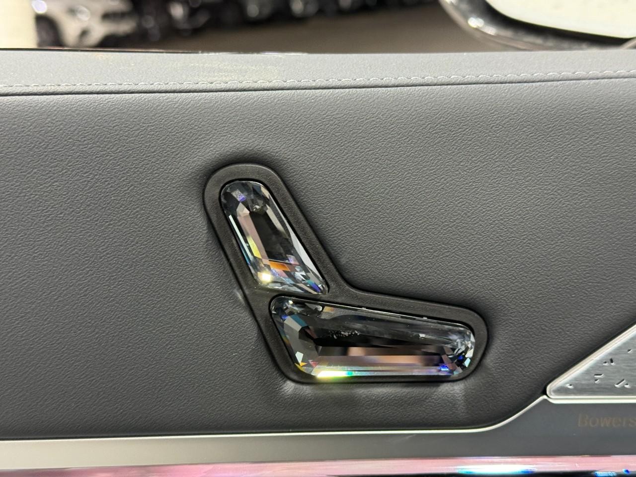 BMW 7 Series Vehicle Full-screen Gallery Image 22