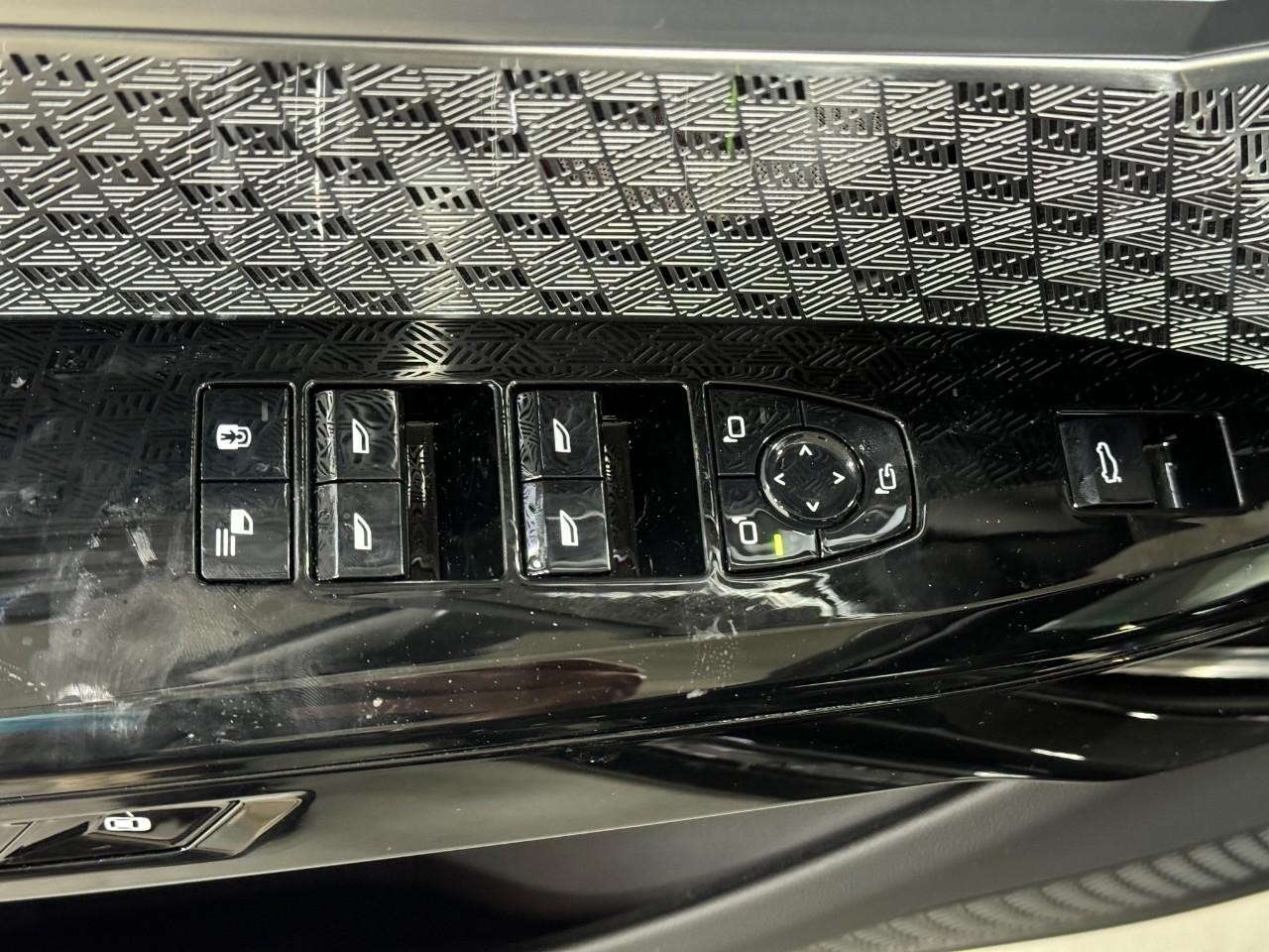 BMW 7 Series Vehicle Full-screen Gallery Image 24