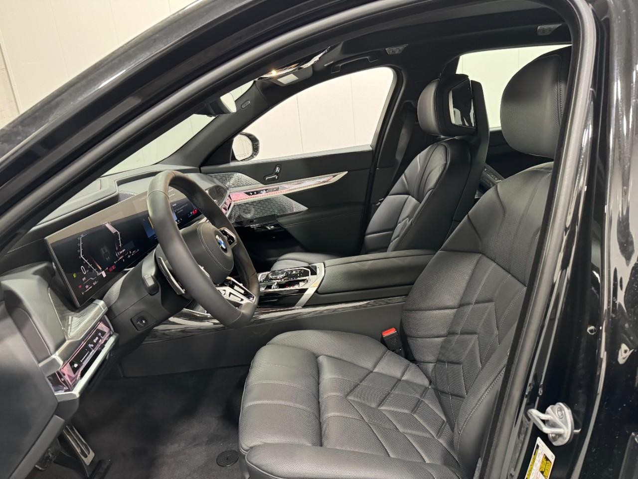 BMW 7 Series Vehicle Full-screen Gallery Image 26