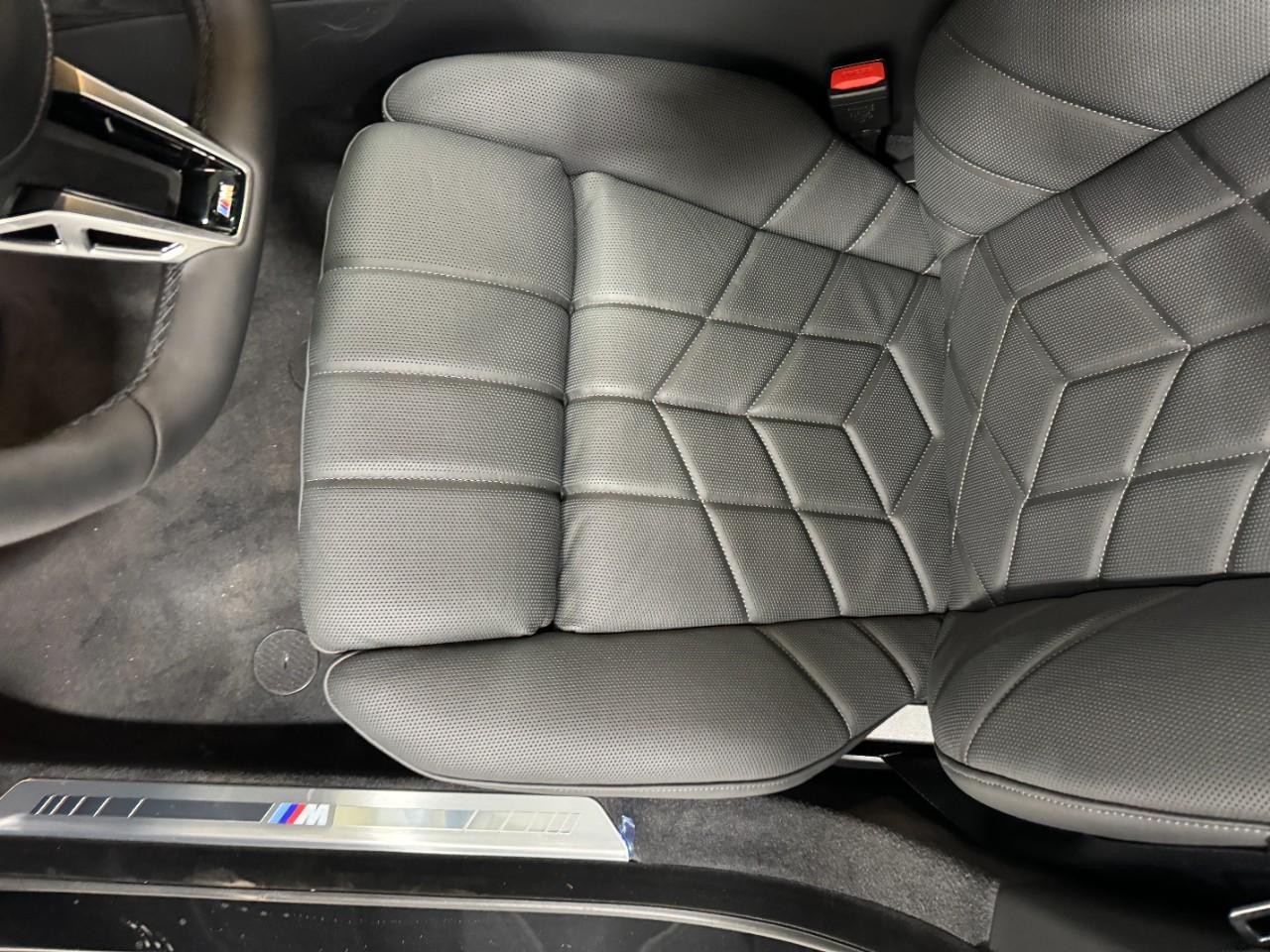 BMW 7 Series Vehicle Full-screen Gallery Image 27