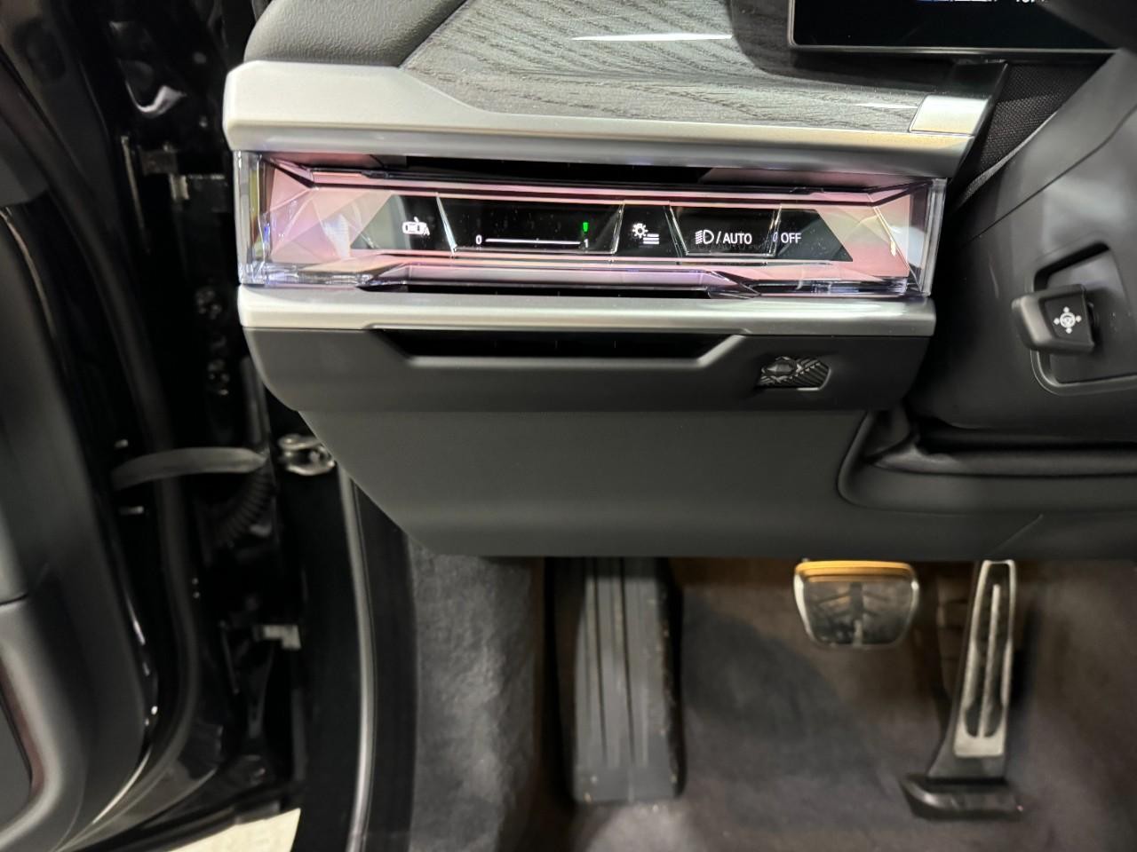 BMW 7 Series Vehicle Full-screen Gallery Image 28