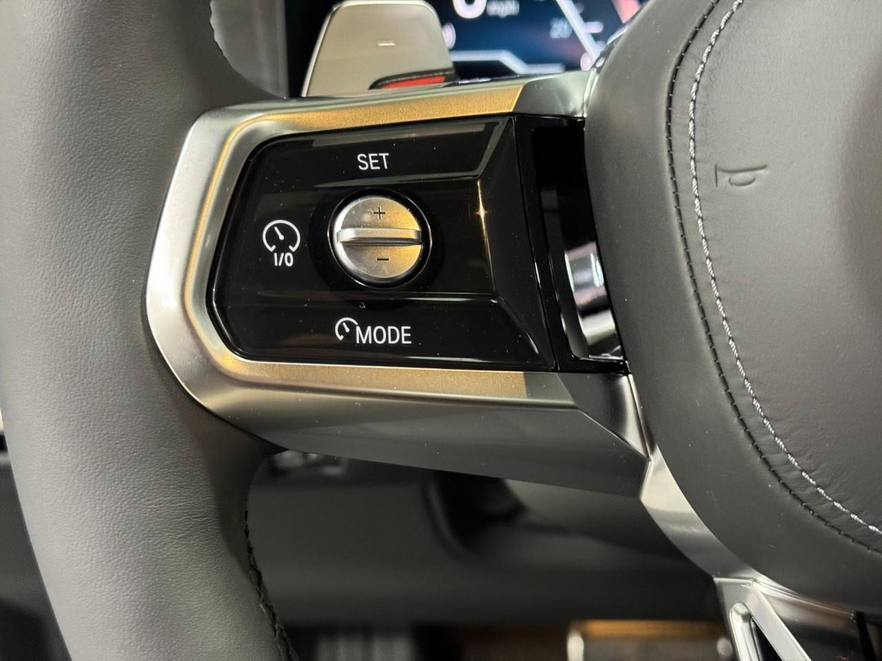 BMW 7 Series Vehicle Full-screen Gallery Image 29