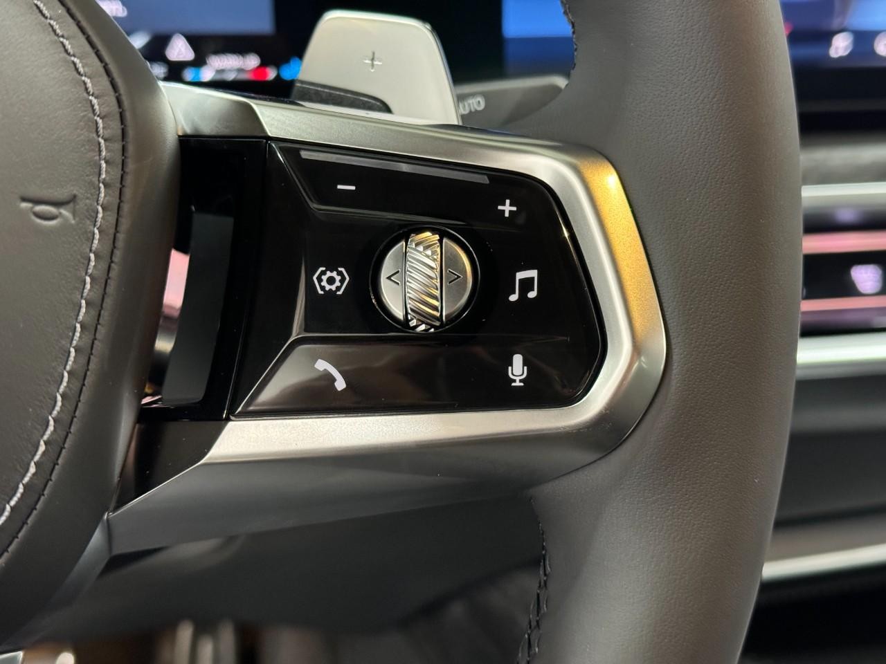 BMW 7 Series Vehicle Full-screen Gallery Image 30