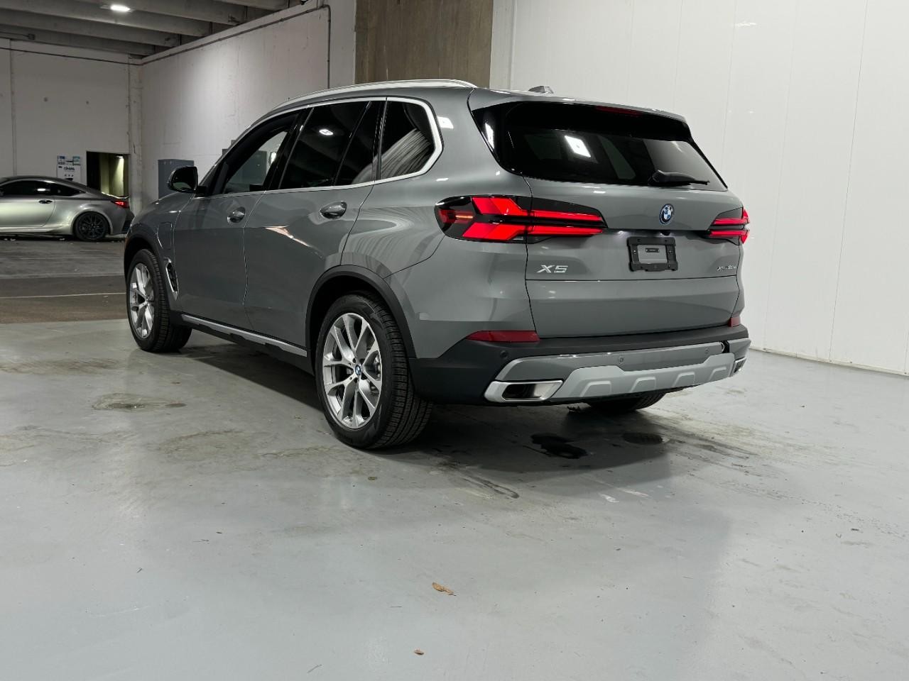 BMW X5 Vehicle Full-screen Gallery Image 3