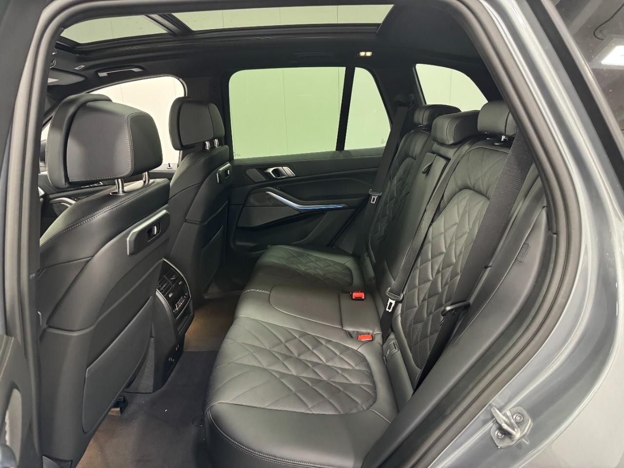 BMW X5 Vehicle Full-screen Gallery Image 8