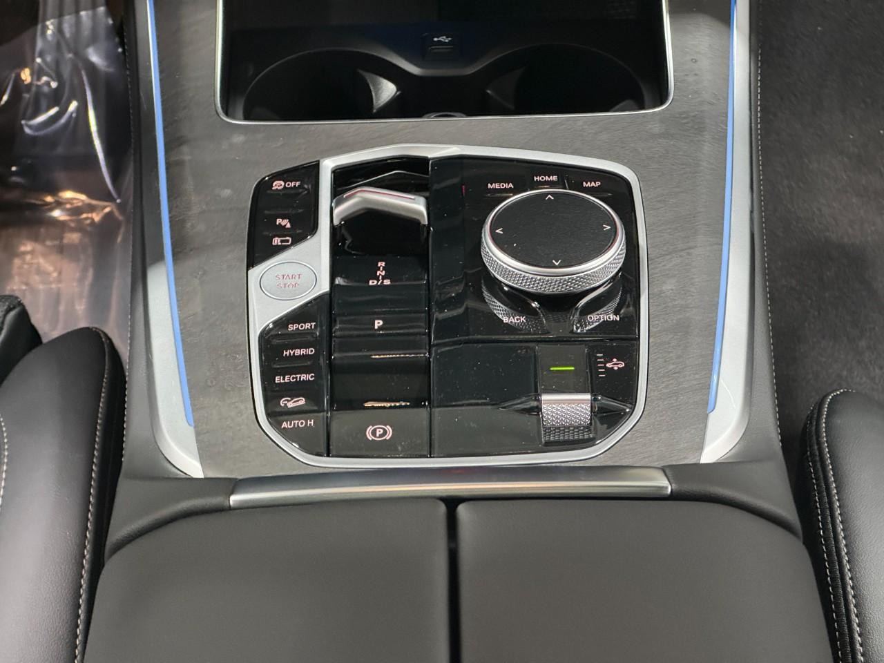 BMW X5 Vehicle Full-screen Gallery Image 16