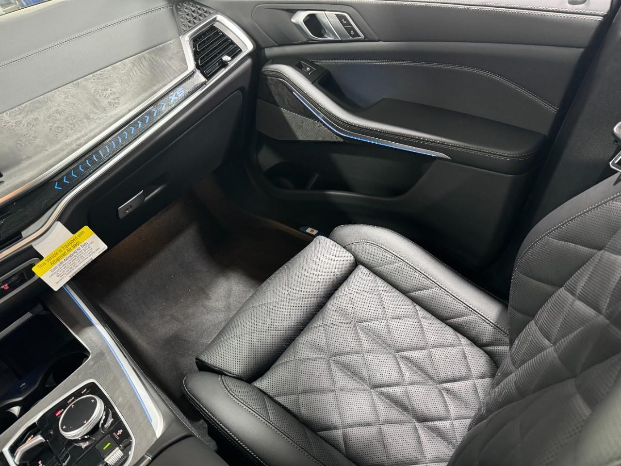 BMW X5 Vehicle Full-screen Gallery Image 17