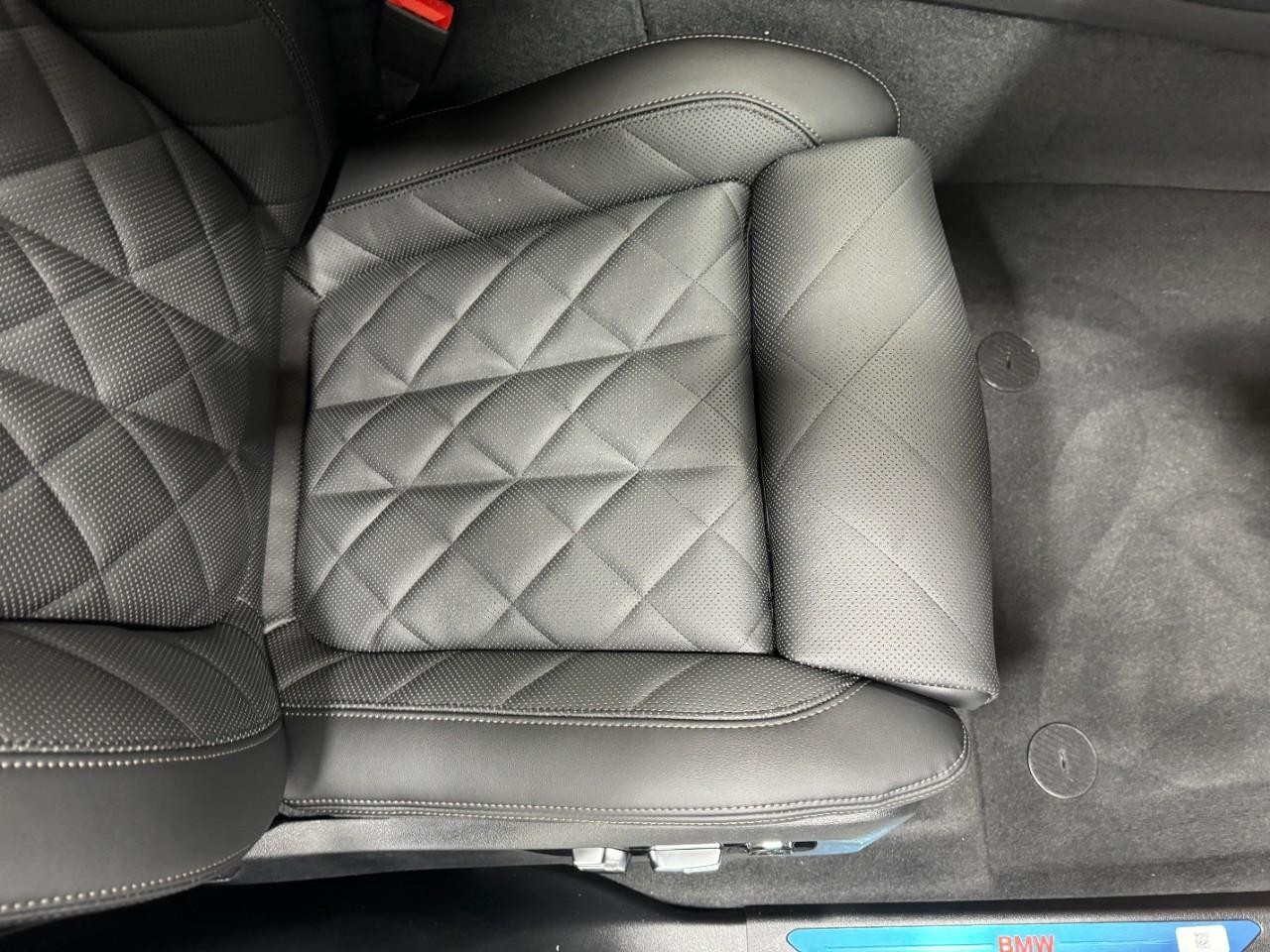 BMW X5 Vehicle Full-screen Gallery Image 19