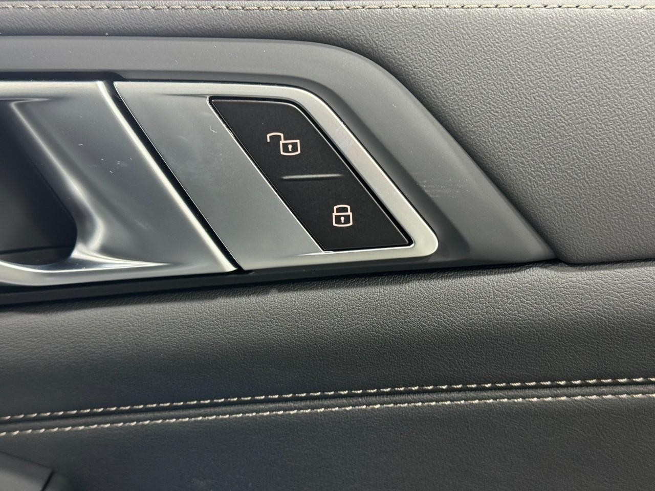 BMW X5 Vehicle Full-screen Gallery Image 21