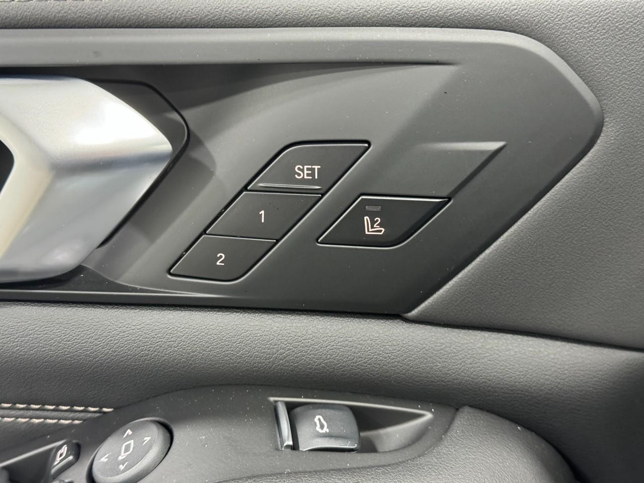 BMW X5 Vehicle Full-screen Gallery Image 24