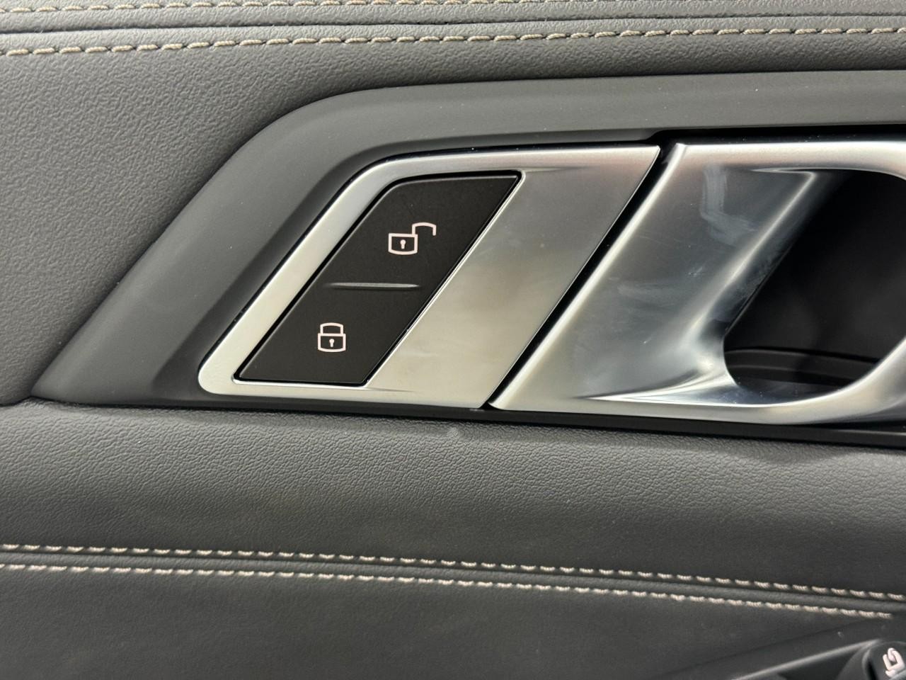 BMW X5 Vehicle Full-screen Gallery Image 25