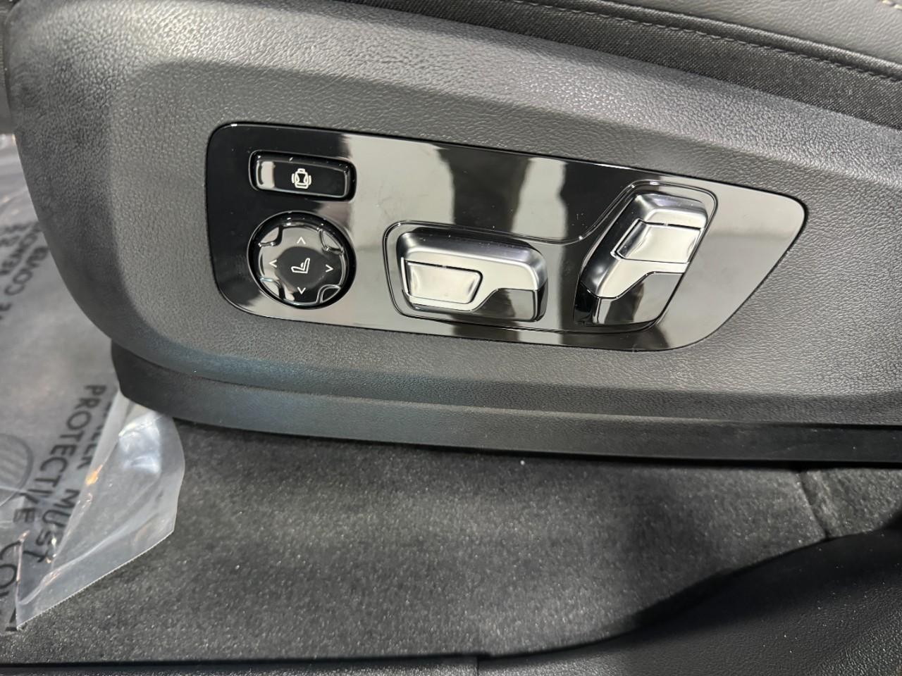 BMW X5 Vehicle Full-screen Gallery Image 30