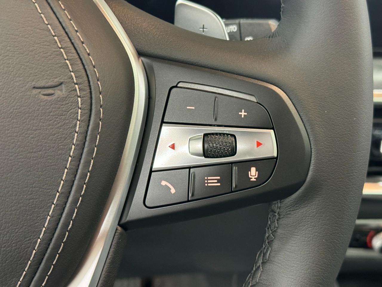 BMW X5 Vehicle Full-screen Gallery Image 33