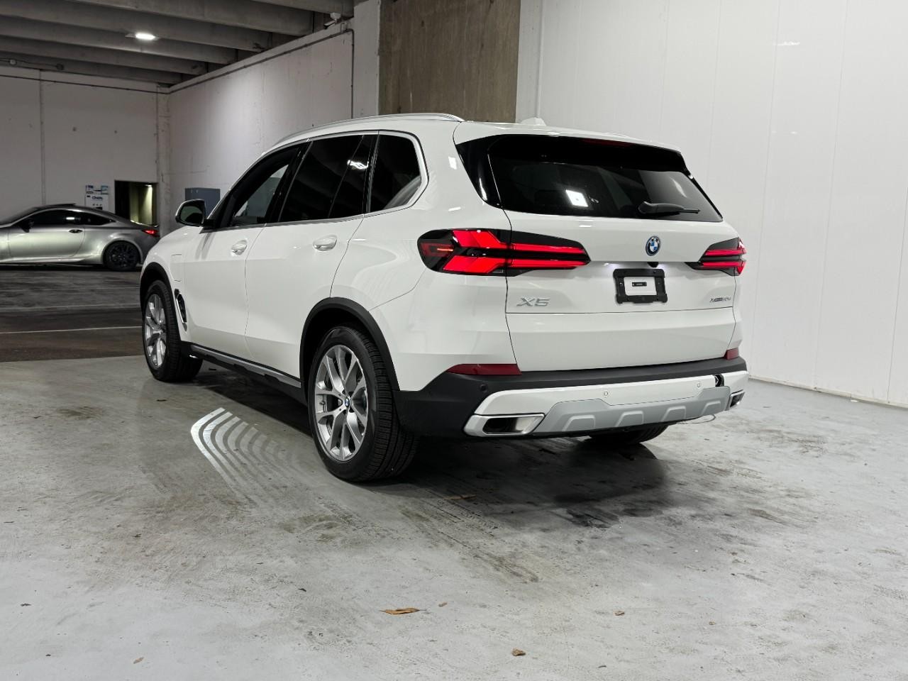 BMW X5 Vehicle Full-screen Gallery Image 3