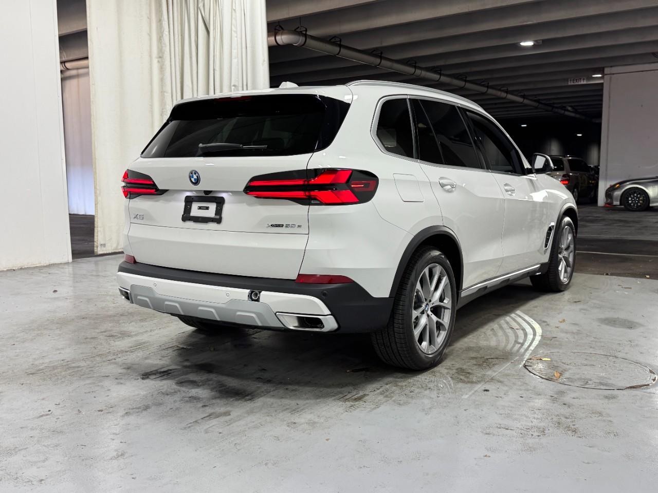 BMW X5 Vehicle Full-screen Gallery Image 4
