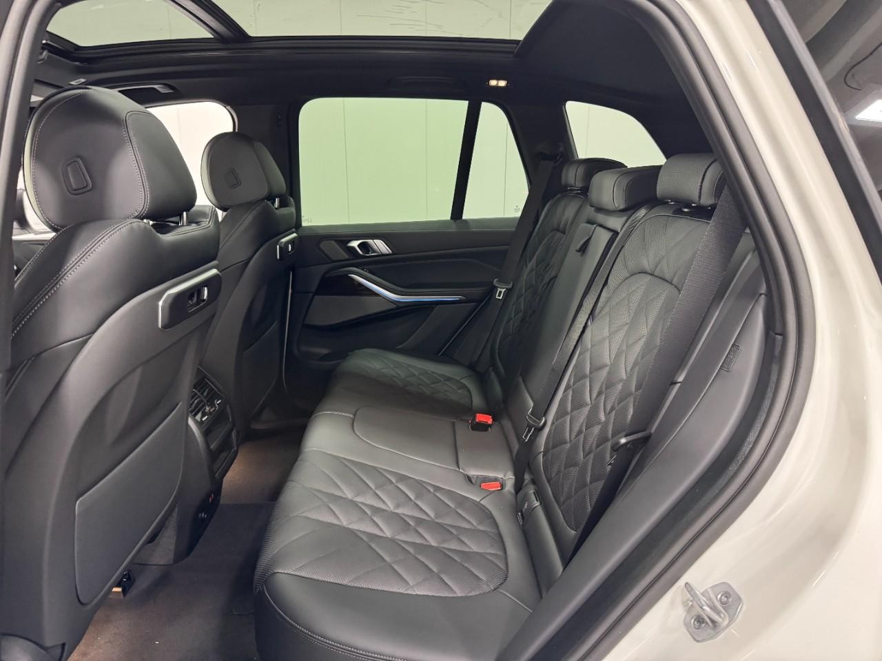 BMW X5 Vehicle Full-screen Gallery Image 8