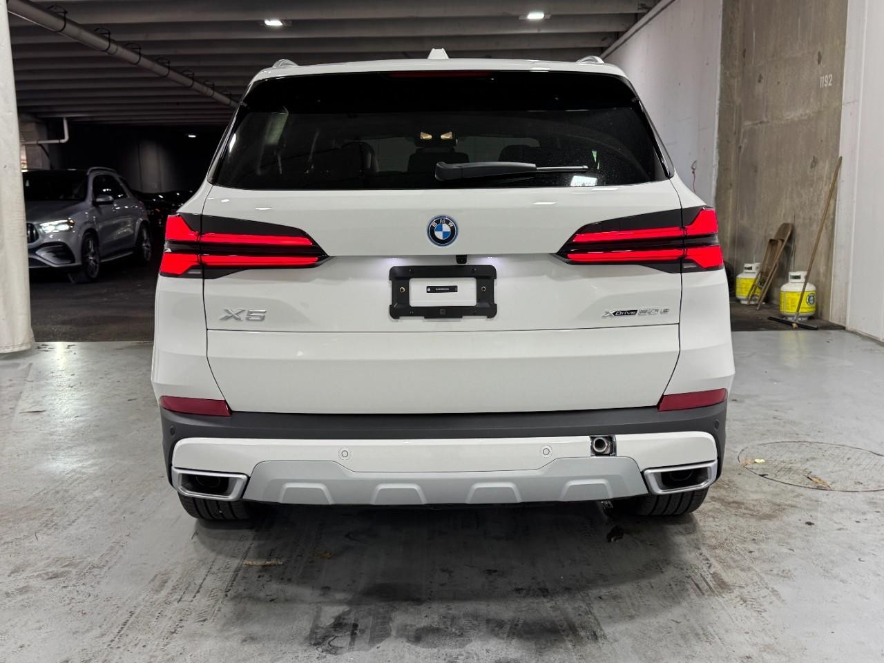 BMW X5 Vehicle Full-screen Gallery Image 9