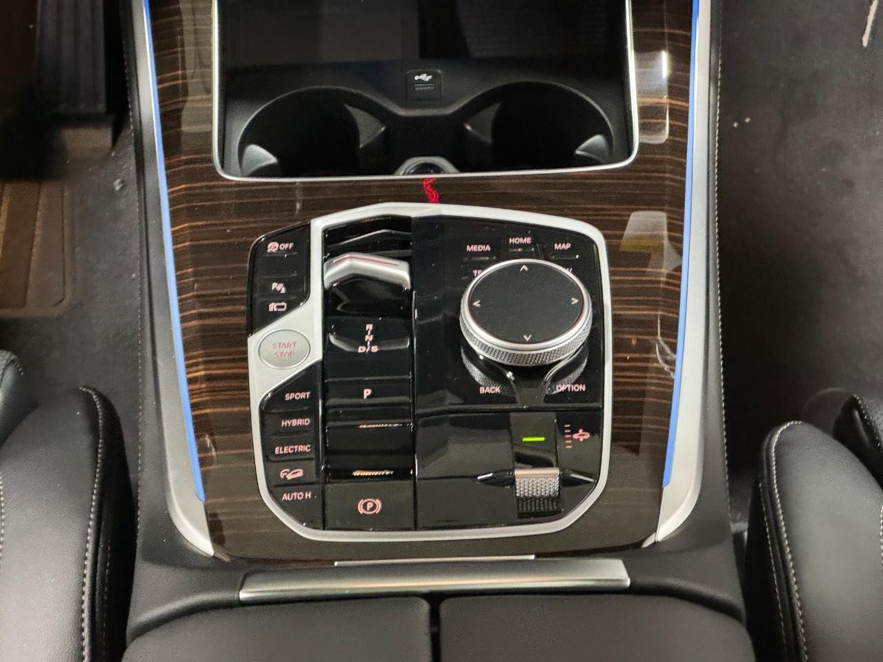 BMW X5 Vehicle Full-screen Gallery Image 15