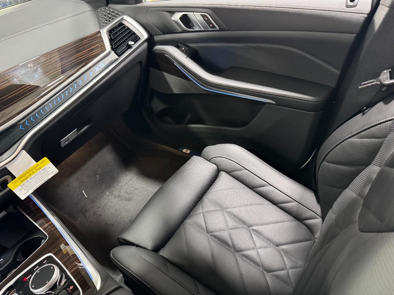 BMW X5 Vehicle Full-screen Gallery Image 16