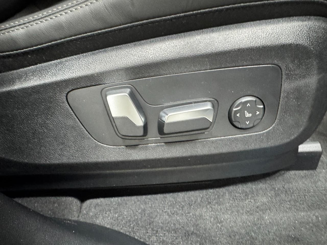 BMW X5 Vehicle Full-screen Gallery Image 19