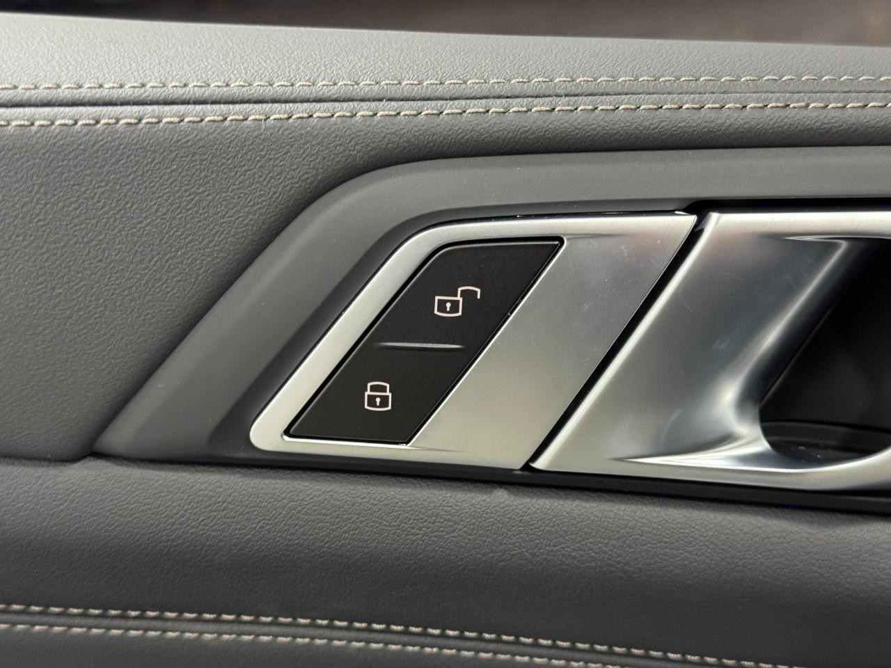 BMW X5 Vehicle Full-screen Gallery Image 24