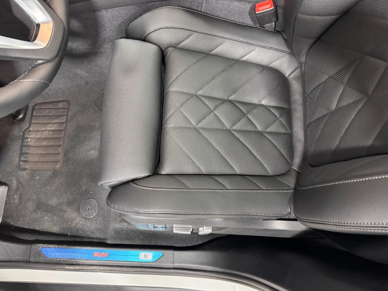 BMW X5 Vehicle Full-screen Gallery Image 27