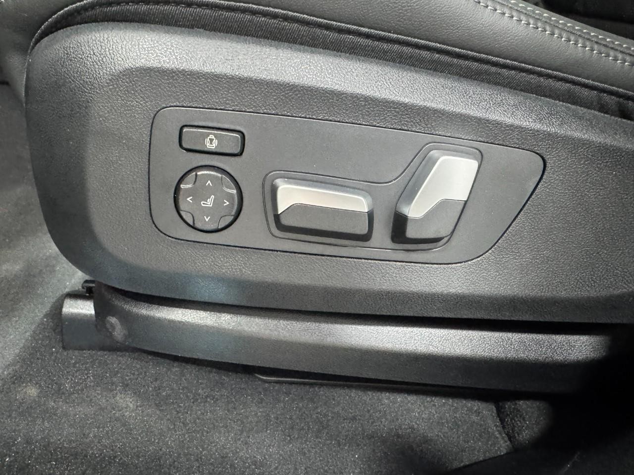 BMW X5 Vehicle Full-screen Gallery Image 28