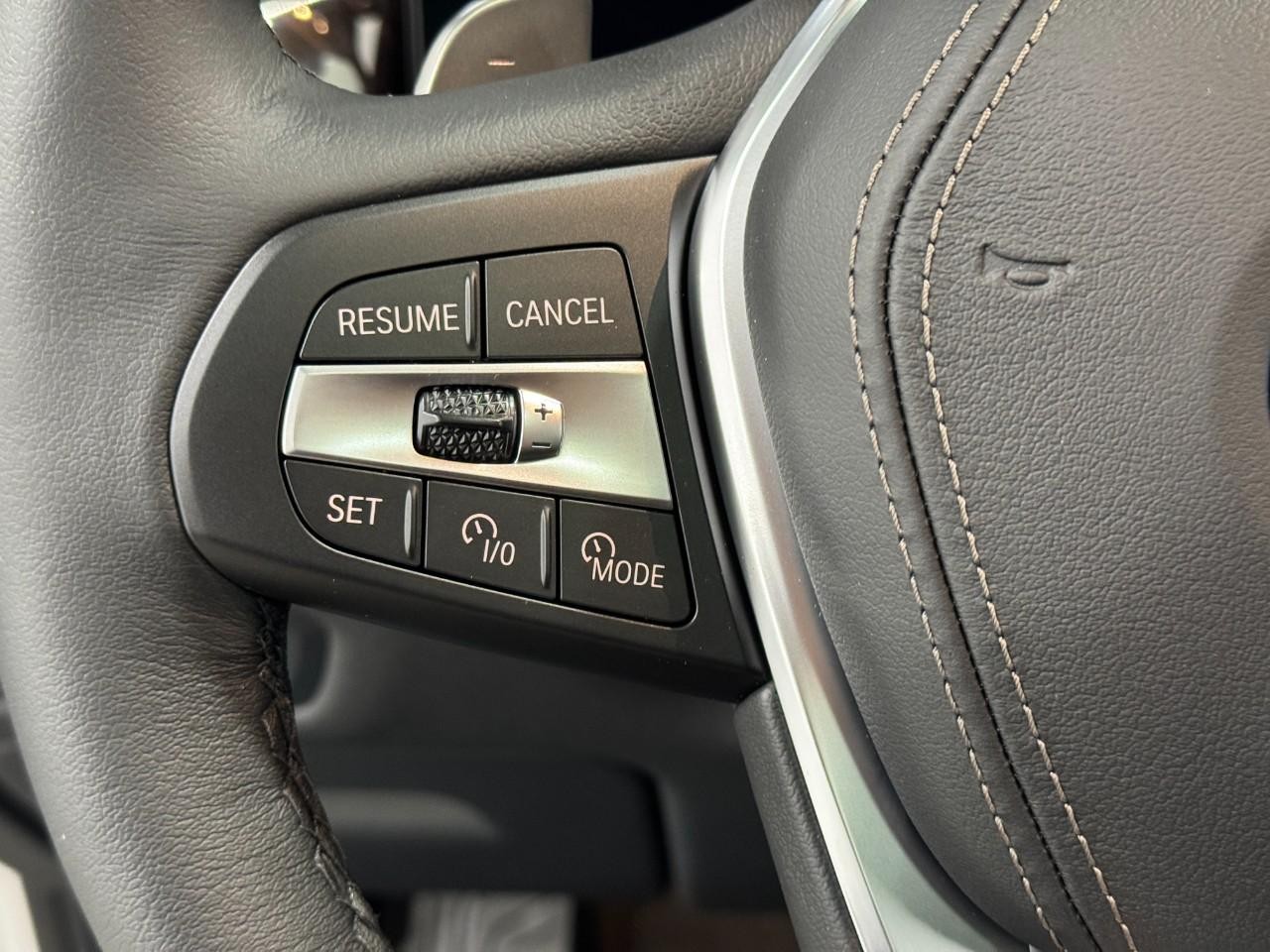 BMW X5 Vehicle Full-screen Gallery Image 30