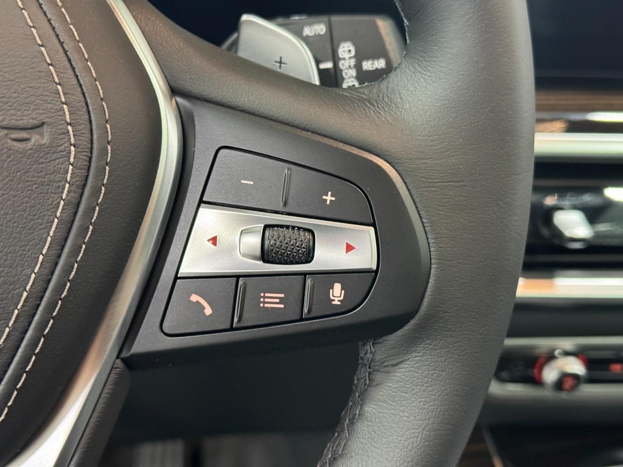 BMW X5 Vehicle Full-screen Gallery Image 31