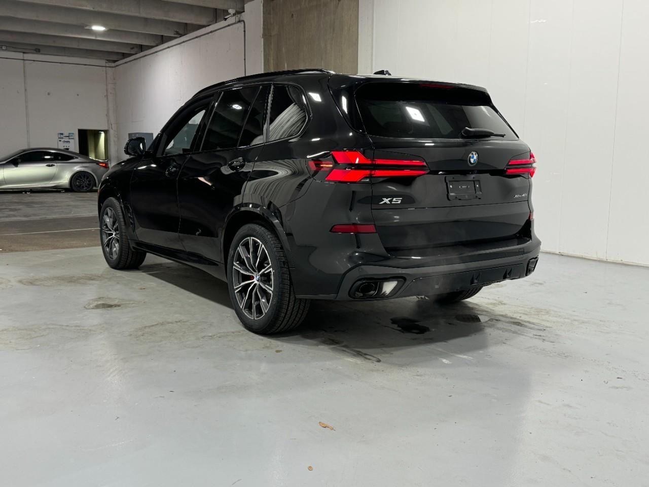 BMW X5 Vehicle Full-screen Gallery Image 3