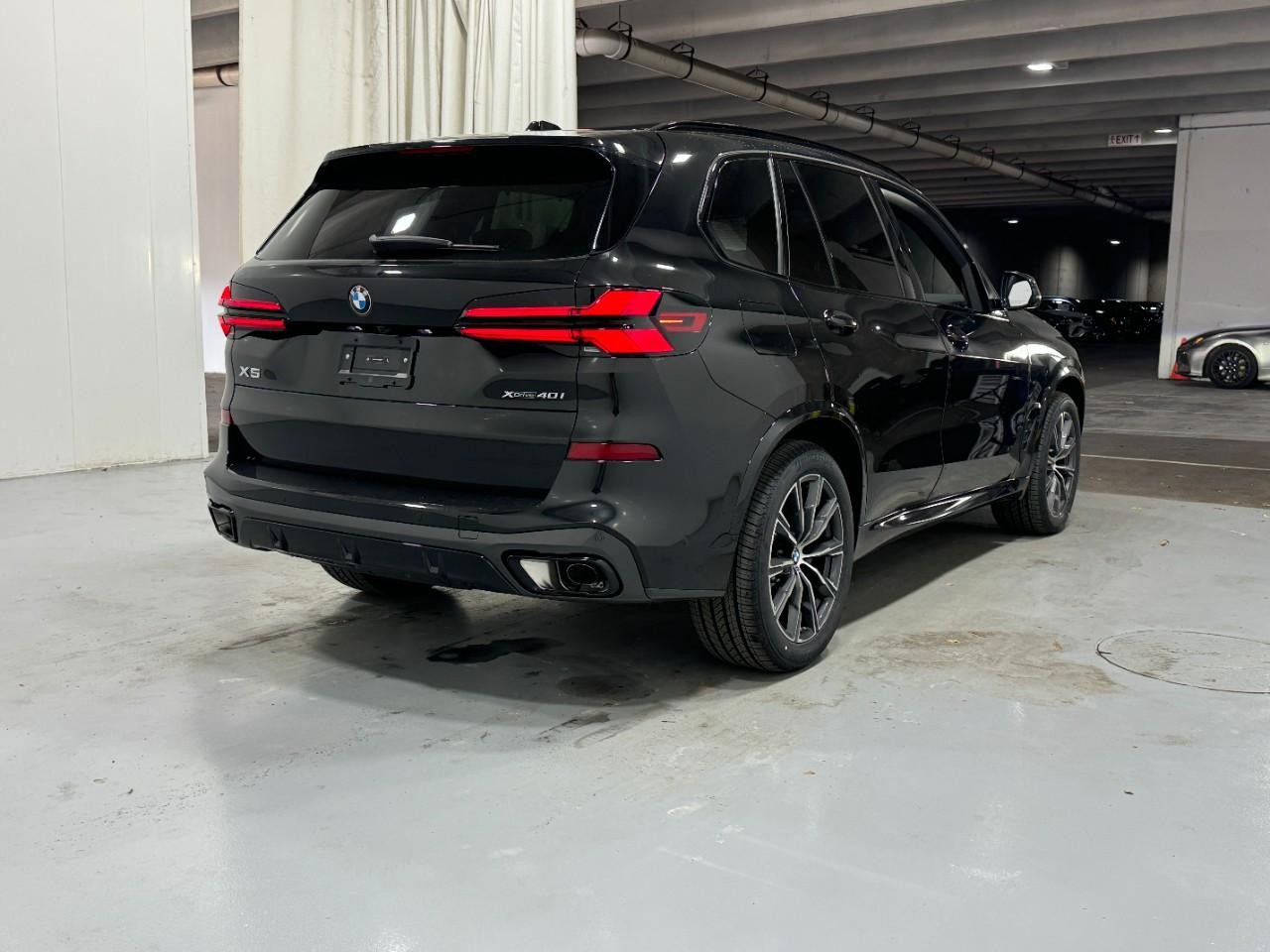 BMW X5 Vehicle Full-screen Gallery Image 4