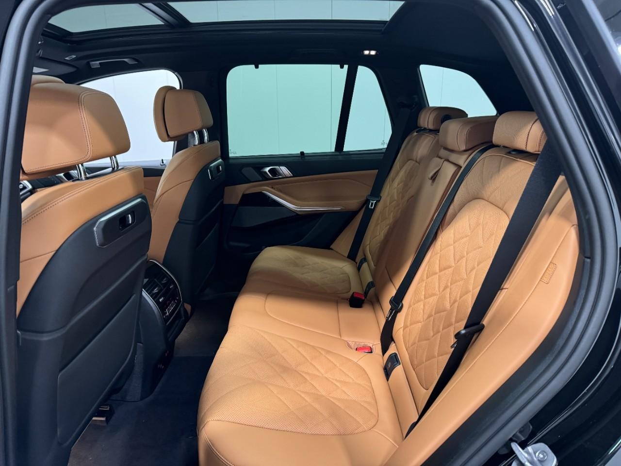 BMW X5 Vehicle Full-screen Gallery Image 8