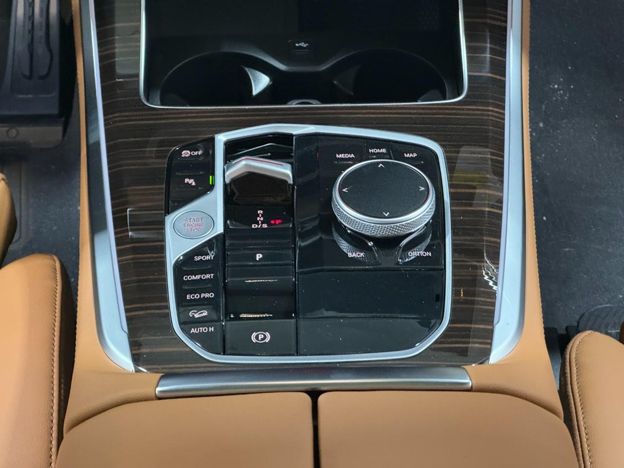 BMW X5 Vehicle Full-screen Gallery Image 16