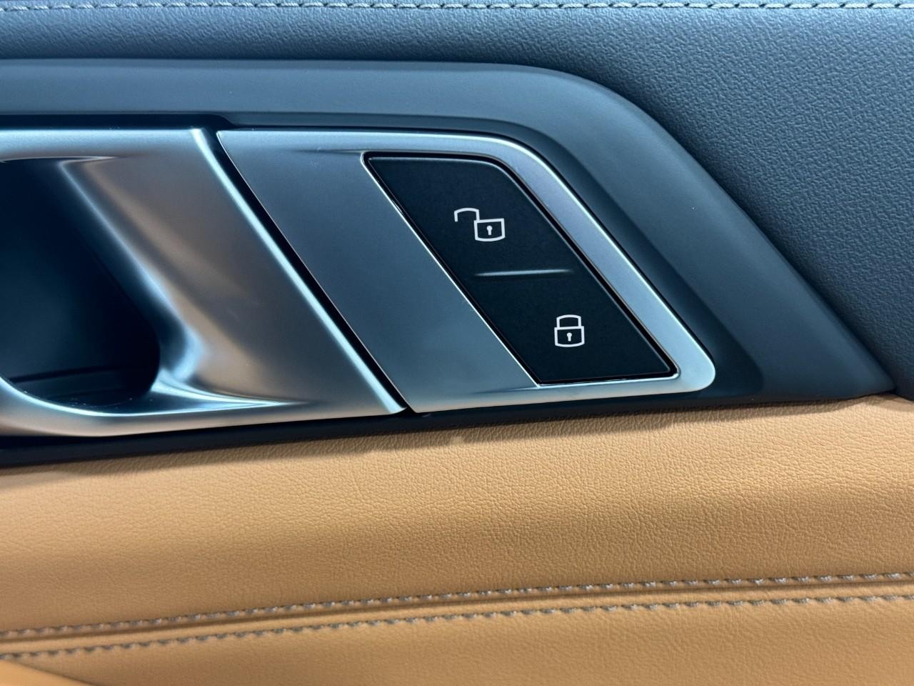 BMW X5 Vehicle Full-screen Gallery Image 22