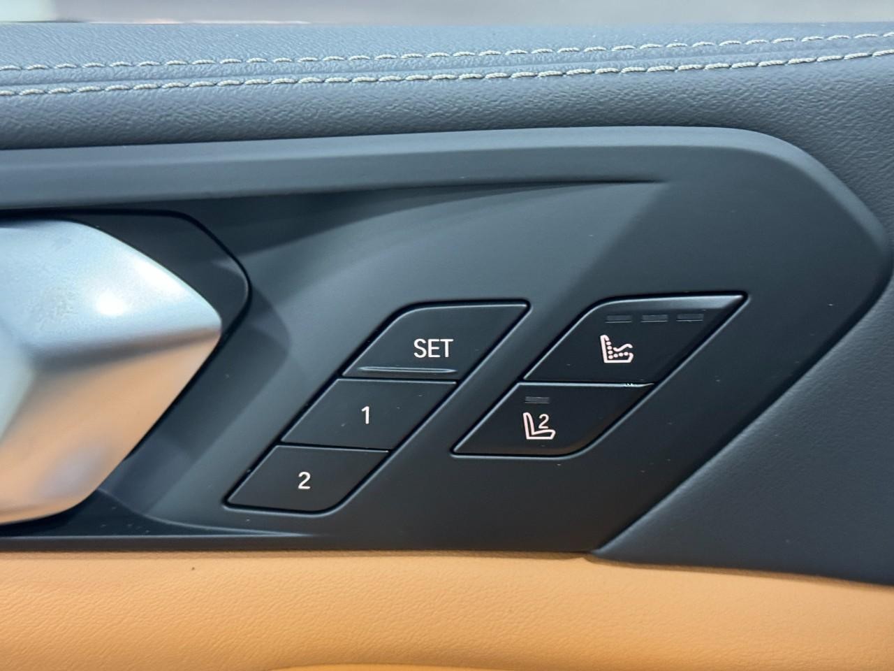 BMW X5 Vehicle Full-screen Gallery Image 25