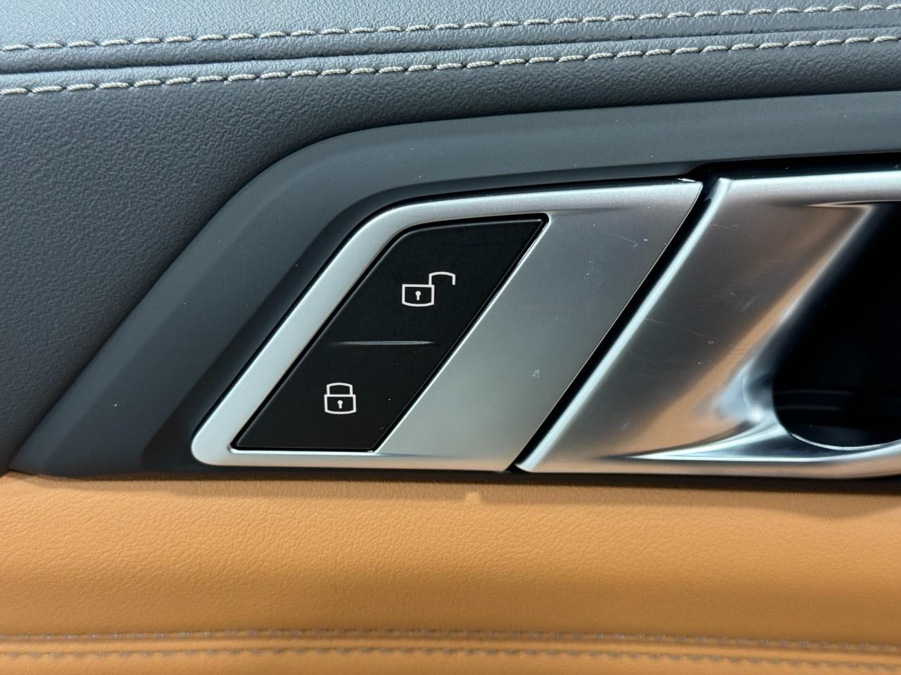 BMW X5 Vehicle Full-screen Gallery Image 26